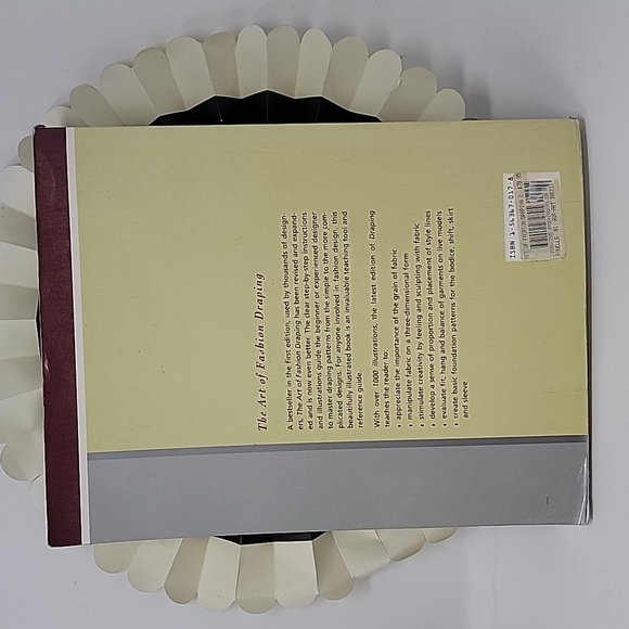 The Art Of Fashion Draping 2nd Edition Connie Amaden-Crawford - Picture 2 of 6